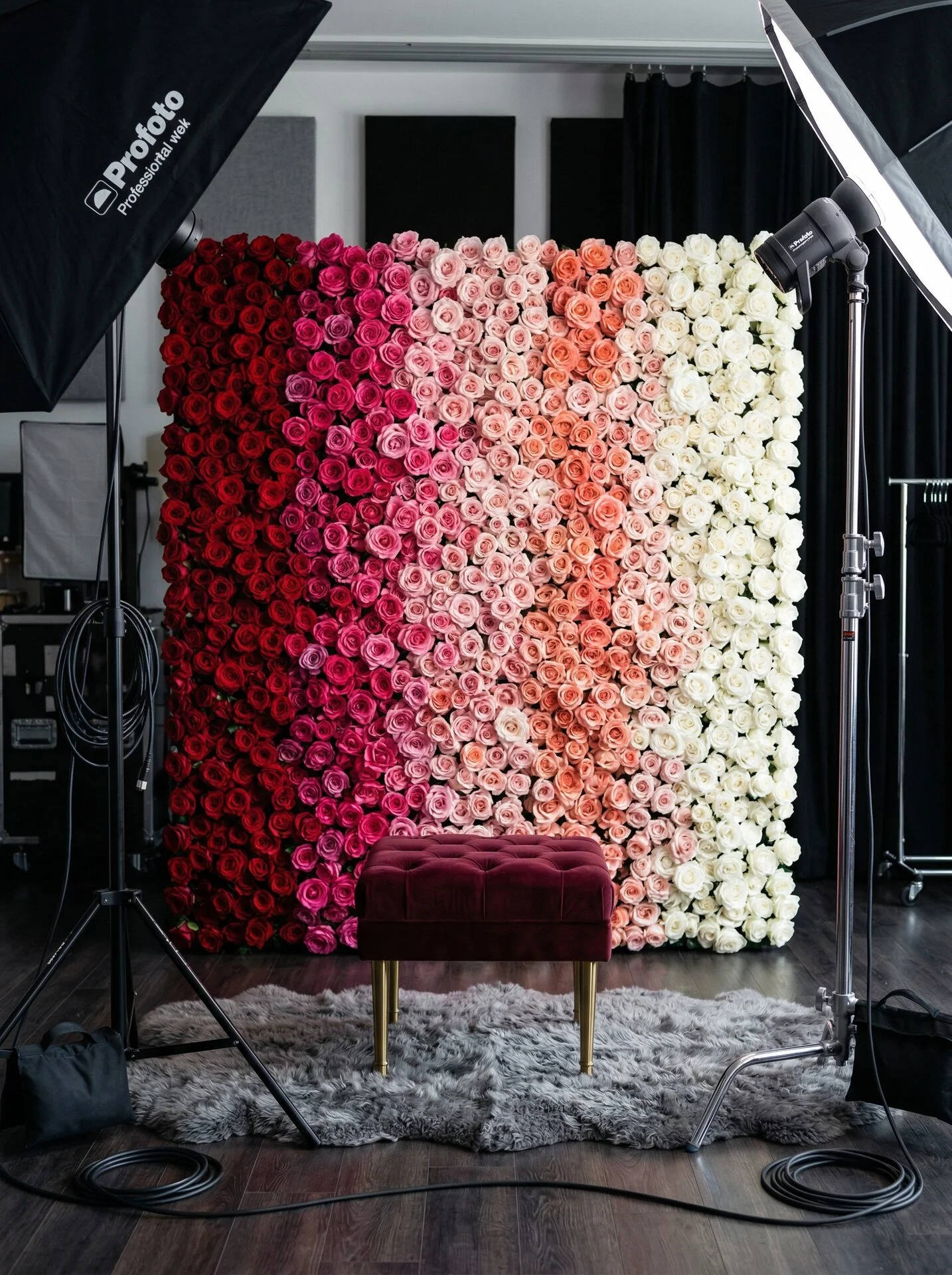Flower wall jako tło do profesjonalnej sesji zdjęciowej